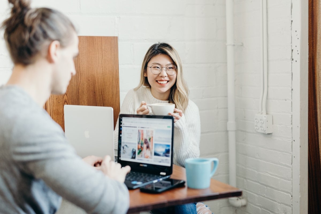 Người hướng nội thường thích quan sát và lắng nghe
