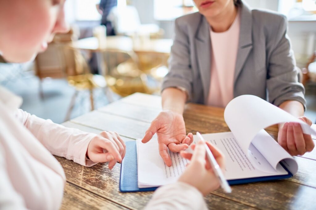 Bạn nên đọc kỹ các hợp đồng bảo hiểm tích lũy 
